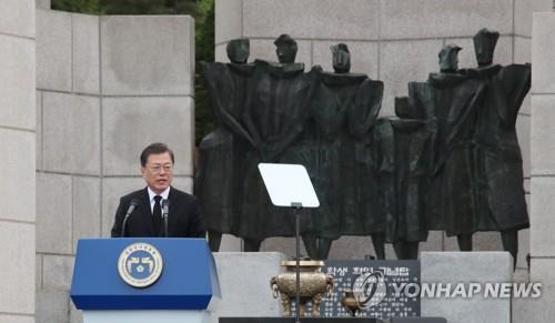 기념사 하는 문 대통령 (서울=연합뉴스) 이진욱 기자 = 문재인 대통령이 19일 오전 서울 강북구 국립4.19민주묘지에서 열린 제60주년 4.19혁명 기념식에서 기념사를 하고 있다. 2020.4.19·