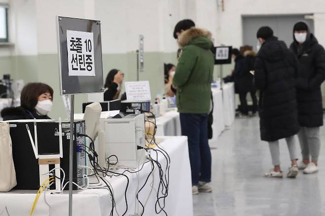 ‘2020년도 제1회 초·중·고교 졸업학력 검정고시’ 현장접수를 시작한 17일 오후 서울 용산공고 실습장에서 수험생들이 응시원서를 접수하고 있다. 서울시교육청은 신종 코로나바이러스 감염증(코로나19) 예방확산 방지를 위해 원서접수장 방문 시 마스크 착용과 온라인접수를 당부했다.(사진=연합뉴스)