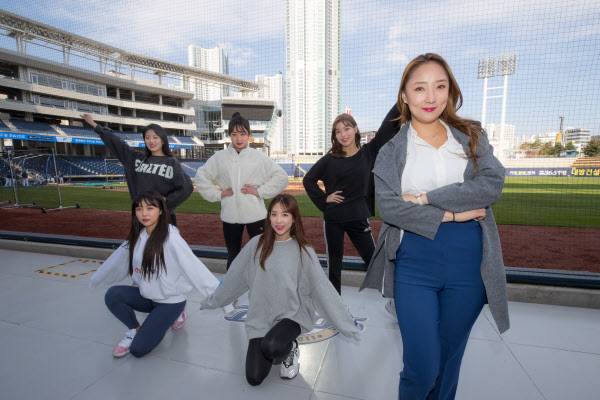 지난 13일 창원NC파크 1루쪽 홈팀 응원단상에서 NC다이노스 응원단 '랠리 다이노스' 치어리더팀이 포즈를 취하고 있다. 장세정 치어리더팀장, 나혜인, 이주희, 황별님, 박혜린, 김하나 치어리더(사진 오른쪽부터 시계 방향)./김동환 기자