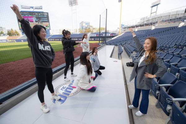 지난 13일 창원NC파크 1루쪽 홈팀 응원단상에서 NC다이노스 응원단 '랠리 다이노스'의 장세정 치어리더팀장(사진 오른쪽)과 팀원들이 응원 안무를 연습하는 모습./김동환 기자