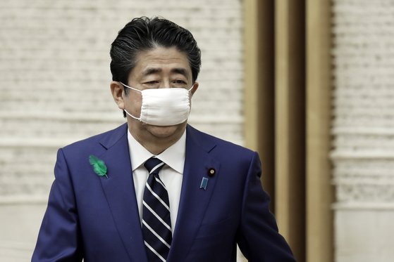 아베 신조(安倍晋三 ) 일본 총리가 착용한 정부 배포 마스크. AP 연합