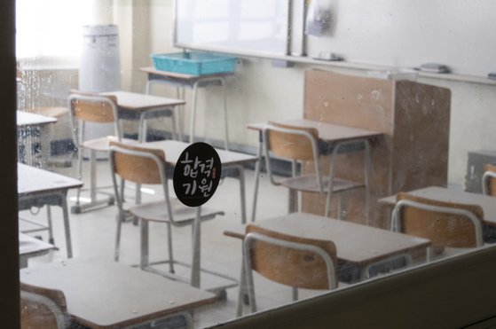 지난 3월 18일 서울 용산고등학교 3학년 교실 창문에 '합격 기원' 스티커가 부착돼 있다. 연합뉴스