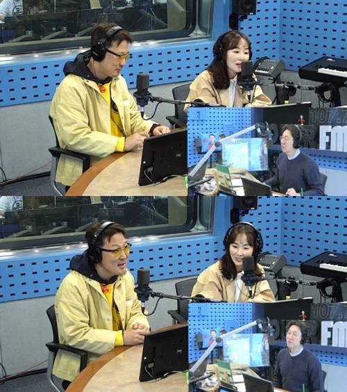 ‘철파엠’ 박지윤과 정형석이 트로트 실력을 뽐냈다. 사진=SBS 파워FM ‘김영철의 파워FM’ 캡처