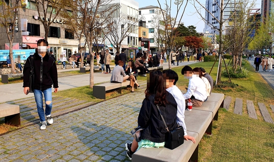 정부가 코로나19에 따른 사회적 거리두기를 다소 완화한 가운데 총선 휴일이었던 지난 15일 서울 마포구 연남동에서 시민들이 나들이를 나와있다. /사진=뉴스1