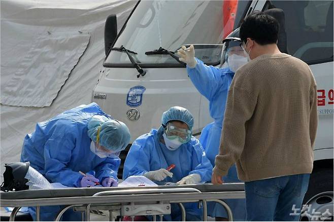 1일 간호사와 간병인 등 7명의 코로나19 확진자가 나온 경기 의정부시 가톨릭대학교 의정부성모병원에서 의료진과 환자, 보호자들에 대한 감염 전수조사가 실시되고 있다. (사진=박종민 기자/자료사진)