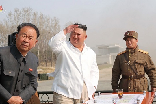 김정은 북한 국무위원장이 서부지구 항공 및 반항공사단 관하 추격습격기연대를 시찰했다고 지난 12일 조선중앙TV가 보도했다. 조선중앙TV 캡처