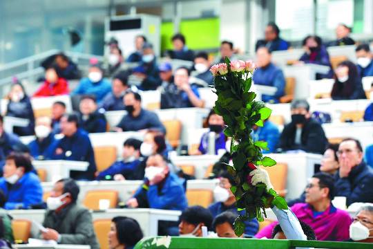 지난 8일 새벽 서울 양재동 aT화훼공판장에서 장미 경매가 진행되고 있다. 절화업계 성수기인 지난 2월에 총 경매액이 27%나 줄면서 판로를 찾지 못한 농가가 많아졌다.