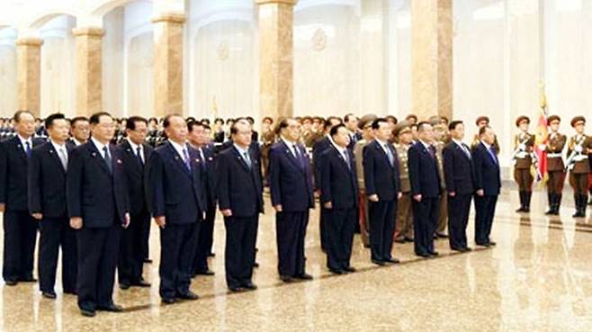 북한 고위 간부들이 태양절을 맞아 금수산태양궁전을 참배했다고 16일 노동신문이 1면에 보도했다. 김정은 국무위원장의 모습은 보이지 않는다. (사진=노동신문 홈페이지 캡처)