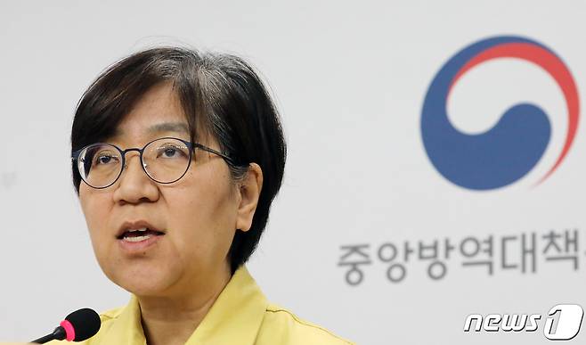 정은경 중앙방역대책본부장(질병관리본부장)이 6일 충북 청주시 오송읍 질병관리본부 브리핑실에서 신종 코로나바이러스 감염증(코로나19) 중앙방역대책본부 브리핑을 하고 있다.  2020.3.6/뉴스1 © News1 장수영 기자