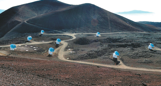 다중신호 천문학에선 중력파와 우주전파를 모두 활용한다. 멀리 떨어진 여러 대의 전파망원경을 동원하는 초장기선 간섭 관측법(VLBI)도 자주 동원된다. 사진은 미국 하와이 마우나케아 천문대에 자리한 ‘서브미터’ VLBI 관측 장비의 모습. 스미스소니언 천문대 제공