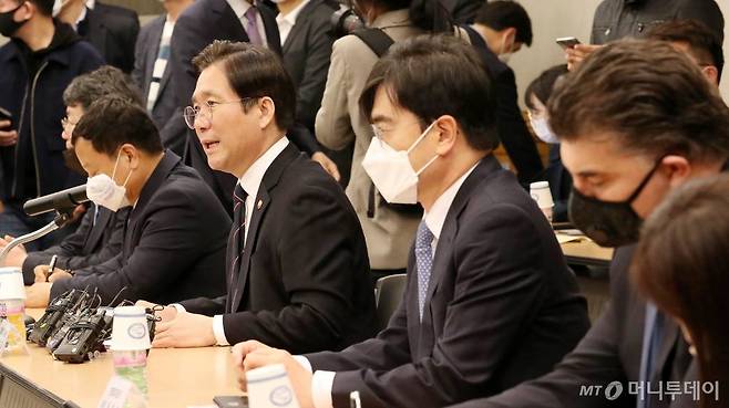 성윤모 산업통상자원부 장관이 21일 오후 서울 서초동 자동차회관에서 열린 '코로나19 대응을 위한 자동차업계 간담회'에 참석해 모두발언을 하고 있다. / 사진=김휘선 기자 hwijpg@