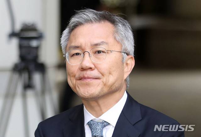 [서울=뉴시스] 박미소 기자 = 최강욱 열린민주당 당선인이 지난 21일 오전 '조국 아들 허위 인턴 증명서 발급 혐의' 1차 공판을 받기 위해 서울 서초구 서울중앙지방법원으로 출석하며 취재진의 질문을 경청하고 있다. 2020.04.21. misocamera@newsis.com