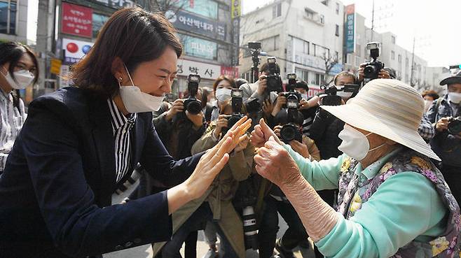 서울 광진을에 당선된 고민정 당선인이 한 주민에게 축하인사를 받고 있다 (사진=연합뉴스)