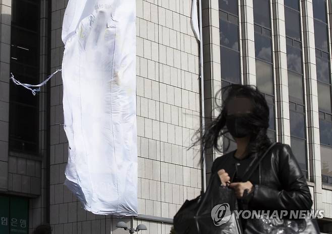 4월에 부는 찬바람 찬 바람이 분 21일 오후 서울 프레스센터 외벽에 걸린 현수막이 바람에 찢겨 있다. [연합뉴스 자료사진]