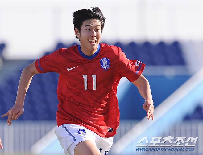 2010년 12월 30일. 전지 훈련지인 UAE 아부다비에에서 힘차게 질주하고 있는 손흥민.