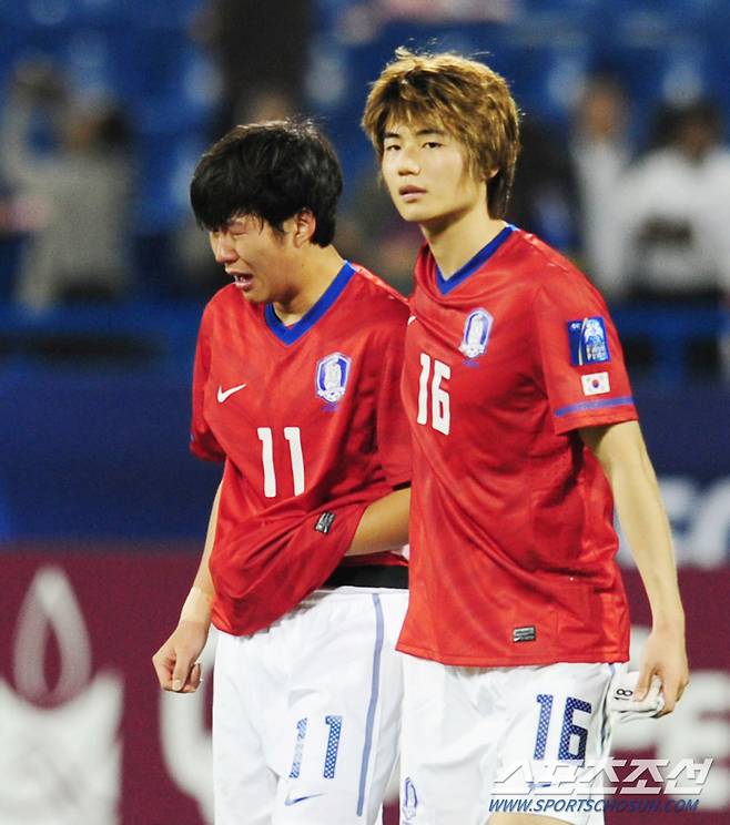 '울보! 손흥민' 2011년 카타르아시안컵 4강전에서 일본에 패배한 대표팀 손흥민이 기성용 옆에서 눈물을 흘리고 있다.