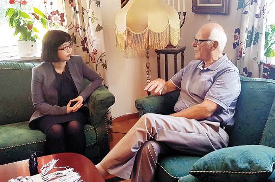 김지연 한국가족보건협회 대표(왼쪽)가 동성애를 죄라고 설교했다가 스웨덴 법원 1심에서 징역형을 받은 아케그린 목사와 지난해 9월 스웨덴 남부 베르가 지역에서 대화를 나누고 있다.