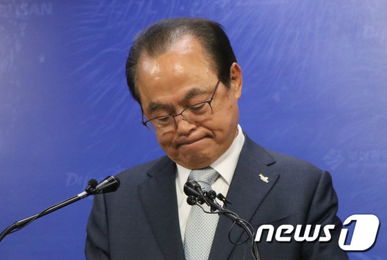 오거돈 부산시장이 23일 기자회견을 열고 성추행 의혹으로 사퇴한다고 밝혔다. /사진=뉴스1