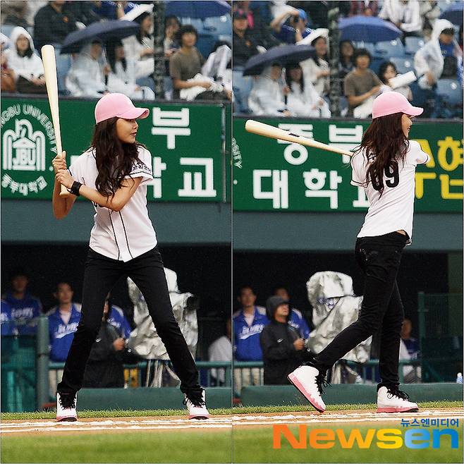 2009년 5월, 스승과 함께 시타나선 수영

스승의 날을 맞이해 중앙대학교 재학생, 교직원 등이 잠실 야구장을 찾아 두산베어스를 응원하고자 기획된 이날 행사는 당시 중앙대 연극영화과에 재학중인 수영이 마운드에 올라 시타를 했다.