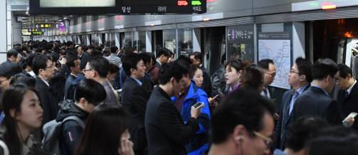 붐비는 여의도역 9호선.기사 내용과 무관/서울경제DB