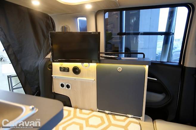 실내에서 활용 가능한 테이블이 수납되어 있다