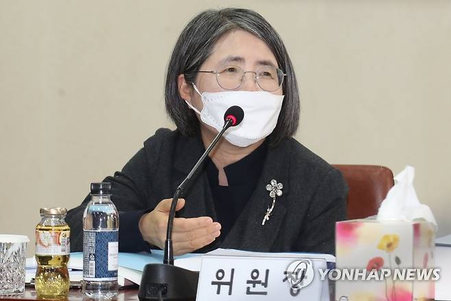 대법 양형위원회 아동성범죄 형량범위 논의 (서울=연합뉴스) 류효림 기자 = 김영란 양형위원장이 20일 오후 서울 서초구 서초동 대법원 중회의실에서 열린 대법원 양형위원회 전체 회의에서 참석 위원들과 대화하고 있다. 이날 회의에서는 아동·청소년 이용 음란물 범죄(청소년성보호법 제11조)의 양형기준을 논의한다. 2020.4.20 ryousanta@yna.co.kr