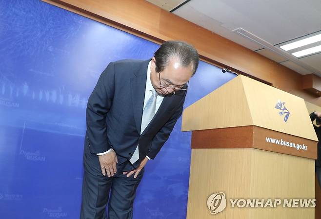 오거돈 시장 "불필요한 신체접촉, 머리 숙여 사죄" (부산=연합뉴스) 손형주 기자 = 23일 오전 오거돈 부산시장이 전격 23일 오전 부산시청에서 열린 사퇴 기자회견에서 고개숙여 인사하고 있다. handbrother@yna.co.kr