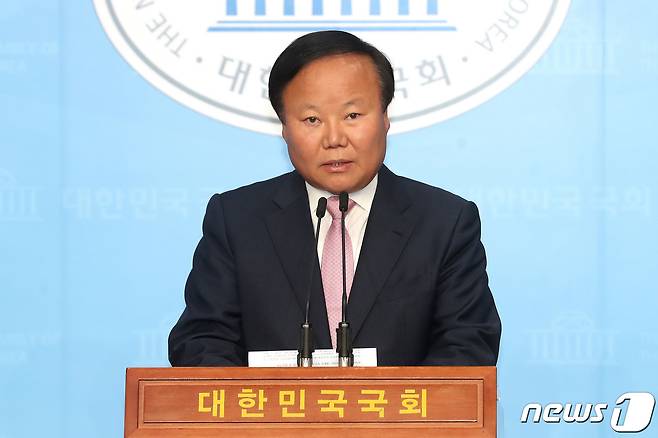 김재원 국회 예산결산특별위원회 위원장이 23일 오후 서울 여의도 국회 소통관에서 코로나19 긴급재난지원금 관련(추경관련) 기자회견을 하고 있다. 2020.4.23/뉴스1 © News1 임세영 기자