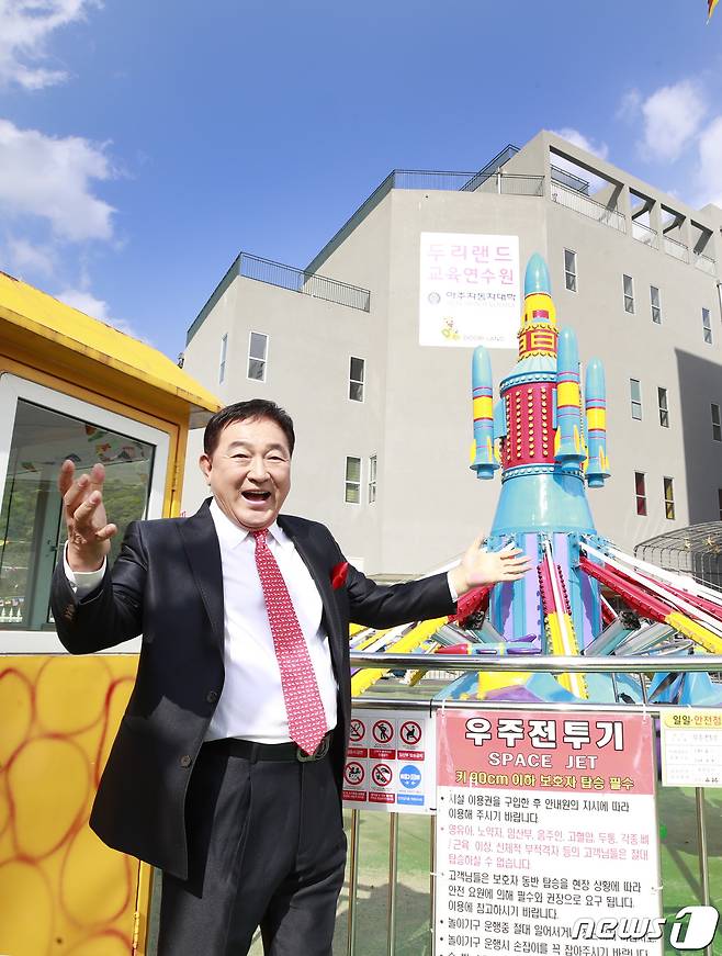 배우 임채무가 24일 오후 경기도 양주시 장흥면에 위치한 두리랜드에서 열린 뉴스1과의 인터뷰에 앞서 포즈를 취하고 있다. 임채무는 사비 110억을 털어 3년여의 준비 끝에 두리랜드를 콘텐츠 복합문화공간으로 탈바꿈했다. 두리랜드는 배우 임채무가 사비로 만든 놀이공원으로 1990년 개장 이후 꾸준히 운영을 해오다 2017년 10월 미세먼지 등 환경적인 문제 때문에 실내놀이공원 공사를 이유로 휴장에 들어갔었다. 2020.4.24/뉴스1 © News1 권현진 기자