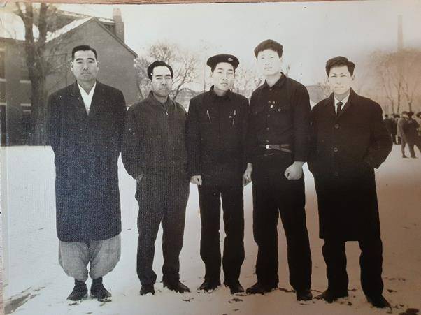 서울대 입학식에서 아버지 고(故) 이두만(왼쪽 끝) 씨와 이낙연(가운데) 전 국무총리. 삼인 제공