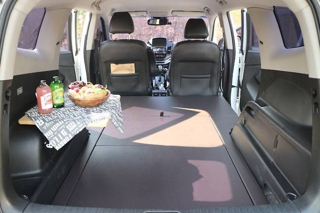 최근 규제 완화 덕에 캠핑카로 변신한 올란도 승용차의 내부. [사진 해나름]