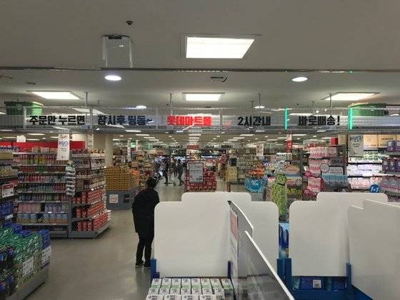 우측 상단 초록색 장바구니를 타고 이동 중인 토마토. 문희철 기자.