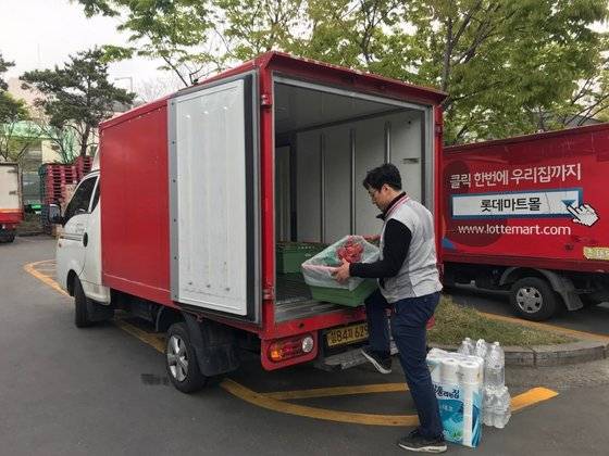 롯데마트 소비자가 주문한 순간부터 배송기사가 택배차에 상품을 넣고 출발하기까지 30분 안팎이 소요된다. 실제 배송까지는 1시간이 걸렸다. 문희철 기자.