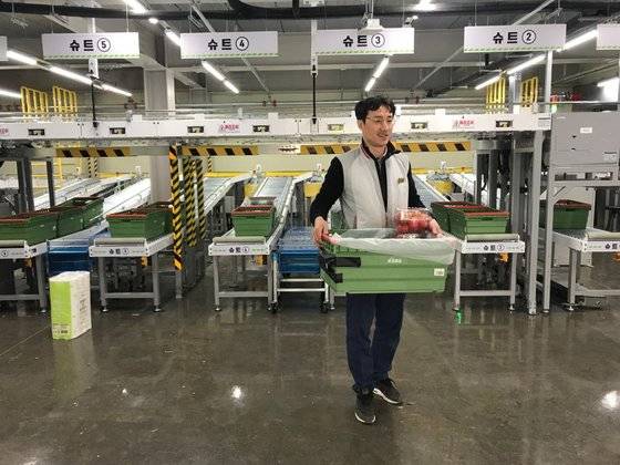 하역장에서 기다리던 배송기사는 상품을 택배차에 상차한다. 문희철 기자