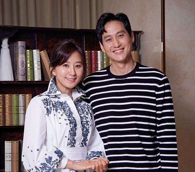 Actors Kim Hee-ae (left) and Park Hae-joon pose for picture ahead of "The World of the Married" press conference on Friday. (JTBC)
