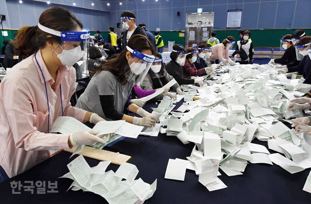 제21대 국회의원 선거 투표일인 15일 서울 영등포구 다목적 베드민턴체육관에서 개표작업이 진행되고 있다. 홍인기 기자