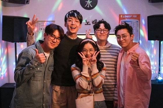 이들이 대학에 다니던 시절 유행하던 스타일을 깨알같이 재현한 모습. [사진 tvN]