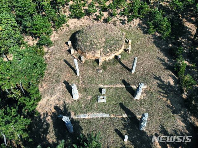 [서울=뉴시스] 개성시 오산리에 있는 고려 30대 충정왕(忠定王)의 무덤인 총릉(聰陵) 전경. 고려 후기 왕릉의 조성양식을 전형적으로 보여준다. 지난해 드론을 이용해 찍은 사진이다. (사진=평화경제연구소 제공) 2020.04.25. photo@newsis.com