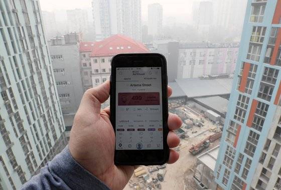 산불이 커지면서 지난 18일 한때 우크라이나의 수도 키예프에서는 초미세먼지 농도가 499㎍/㎥까지 치솟았다. 로이터=연합뉴스