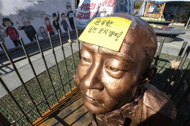 5·18 단체, 전두환 구속 촉구 - 철창에 갇혀 포승줄에 묶인 죄인의 모습을 한 전두환 전 대통령 조형물이 12일 서울 광화문광장에 놓여 있다. 5·18 구속자회 서울지부 등 관련 단체들은 12·12 군사 쿠데타가 일어난 지 40년이 된 이날 ‘광주학살 주범 전두환 구속 촉구 기자회견’을 열었다.뉴스1