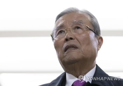 4월 24일 오후 서울 은행회관에서 열린 '21대 국회, 어떻게 해야 하나 정치토론회'에 참석한 김종인 대한발전전략연구원 이사장이 토론회장으로 향하며 취재진 질문에 답하고 있다. [연합뉴스 자료사진]