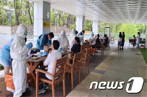 성남시 방역 관계자들이 한 요양병원에서 코로나19 검사를 실시하고 있다. (성남시 제공)© News1