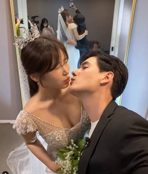 모델 장민(오른쪽)과 강수연 부부. 출처|강수연SNS