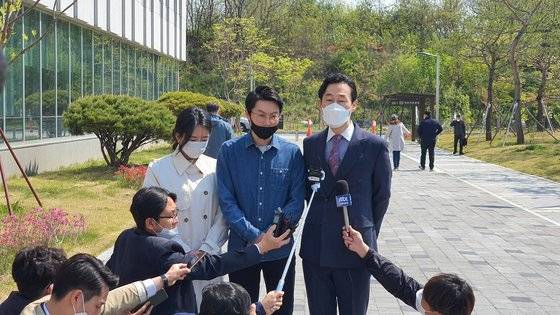 어린이 교통사고 가해자 처벌규정을 강화한 '민식이법' 제정의 단초가 된 고 김민식 군 부모가 27일 대전지법 천안지원에서 인터뷰를 하고 있다. 신진호 기자