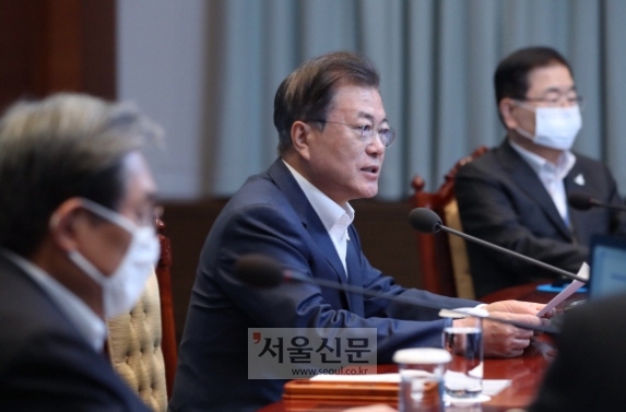 문재인 대통령이 27일 오후 청와대에서 수석·보좌관 회의를 주재하고 있다.2020. 4. 27.도준석 기자pado@seoul.co.kr