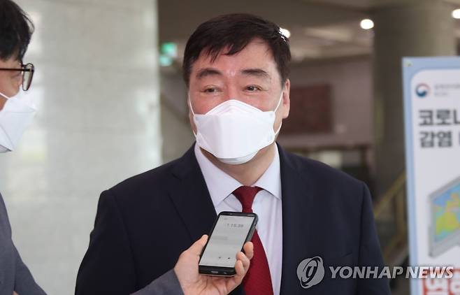 외교부 방문한 싱하이밍 주한 중국대사 (서울=연합뉴스) 김승두 기자 = 싱하이밍 주한 중국대사가 27일 오전 서울 종로구 도렴동 외교부를 방문한 뒤 청사를 떠나다 취재진 질문을 받고 있다. 2020.4.27 kimsdoo@yna.co.kr