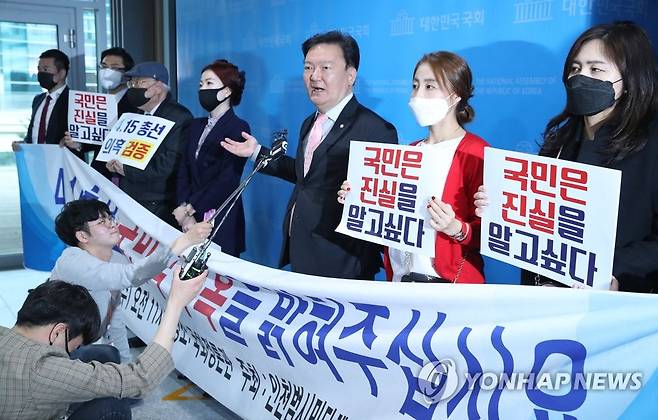 재검표 추진 의사 밝히는 미래통합당 민경욱 의원 [연합뉴스 자료사진] 인천범시민단체연합 회원과 미래통합당 민경욱 의원이 22일 오전 서울 여의도 국회 소통관에서 "4.15총선에서 부정선거 사례로 의심되는 정황이 있어 증거보전 신청과 재검표 등을 추진하겠다"고 밝히고 있다. 2020.4.22 jeong@yna.co.kr