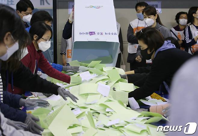 15일 오후 대전 서구 KT 인재개발원에 설치된 개표소에서 개표 사무원들이 개표작업을 하고 있다. 2020.4.15/뉴스1 © News1 김기태 기자