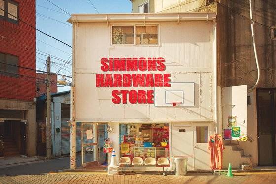 오프라인 매장은 어떻게 활용하느냐에 따라 그 자체로 거대한 광고판이 될 수 있다. 성수동에 문을 연 '시몬스 하드웨어 스토어' 팝업 매장 전경. 사진 시몬스