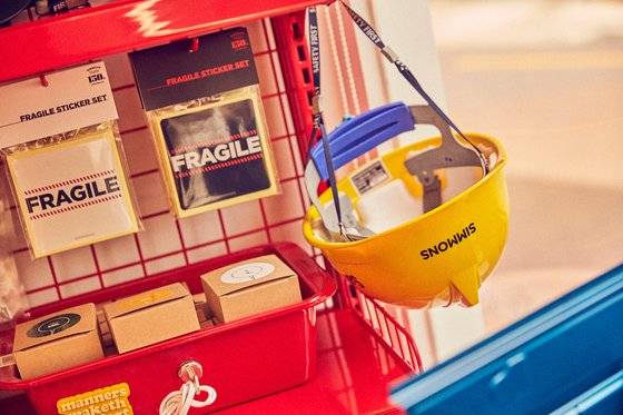 침대 브랜드지만 침대 관련 상품은 없고, 시몬스 로고가 박힌 각종 물품을 판매한다. 사진 시몬스